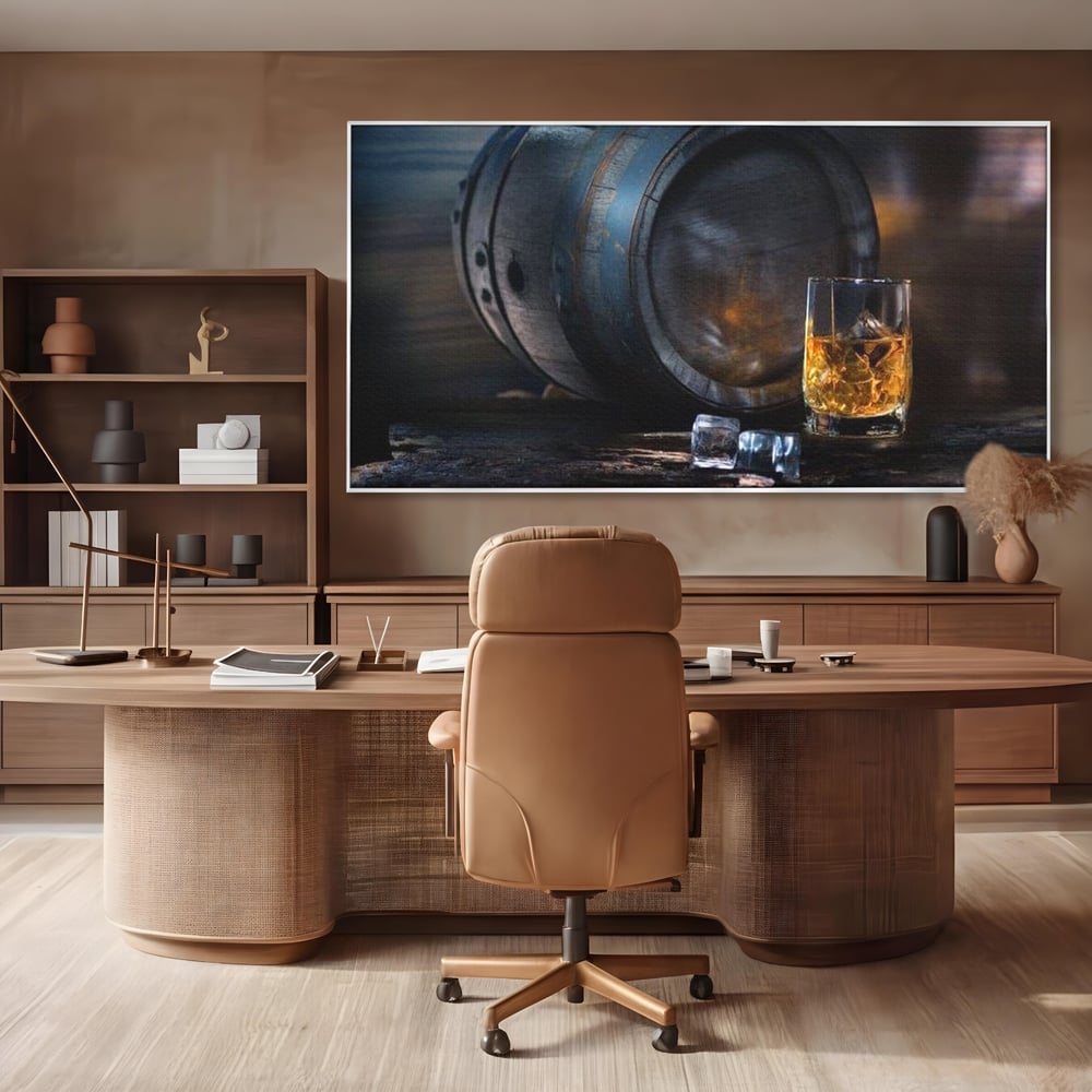Tablou canvas cu tablou canvas cu butoi de whisky si pahar cu gheata, in rama de aluminiu argintiu, pe perete intr-un birou
